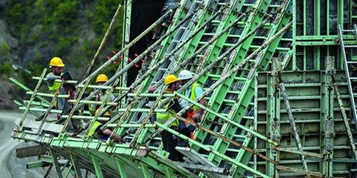 workers in scaffolding